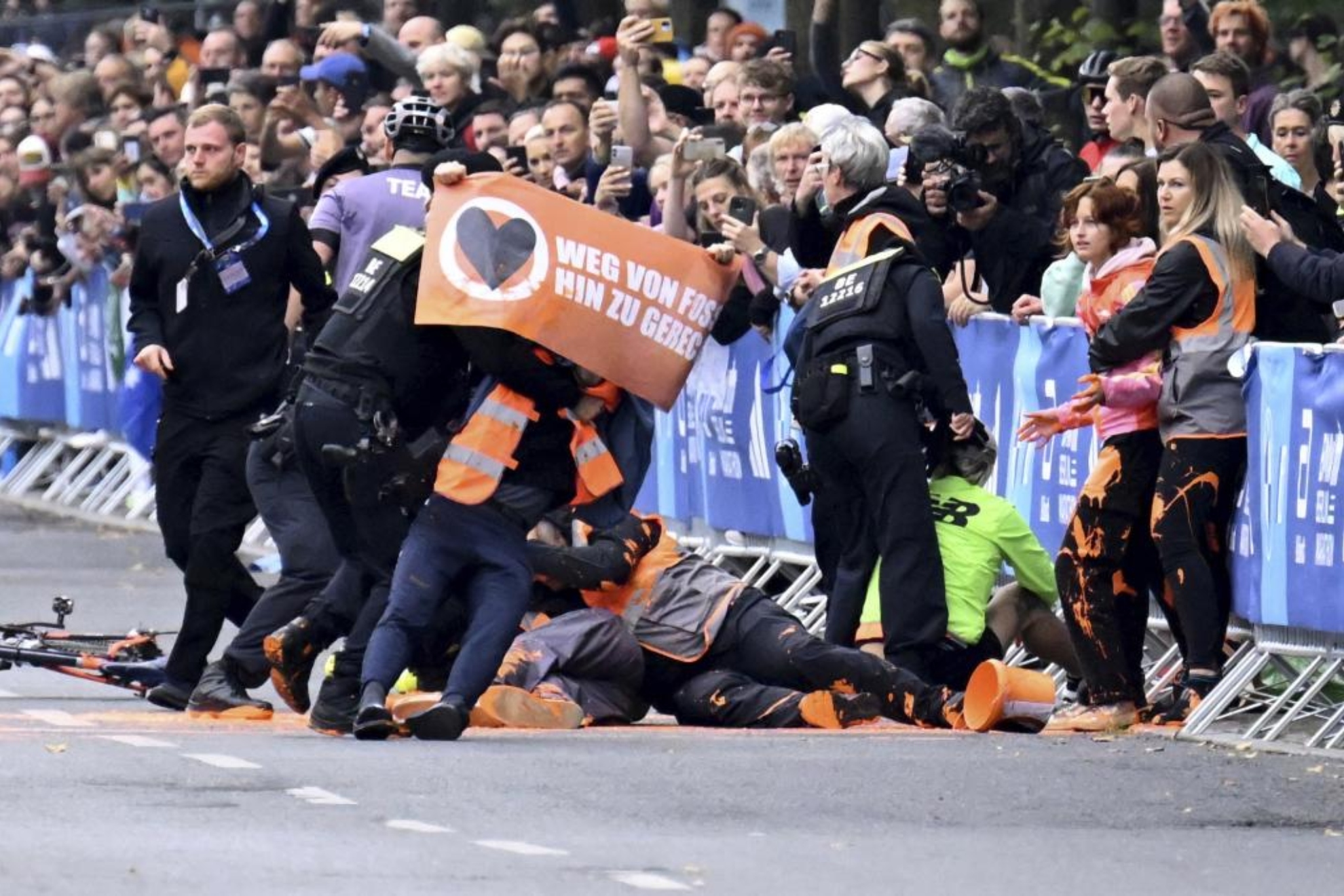Varios activistas climáticos intentan boicotear la salida del maratón de Berlín