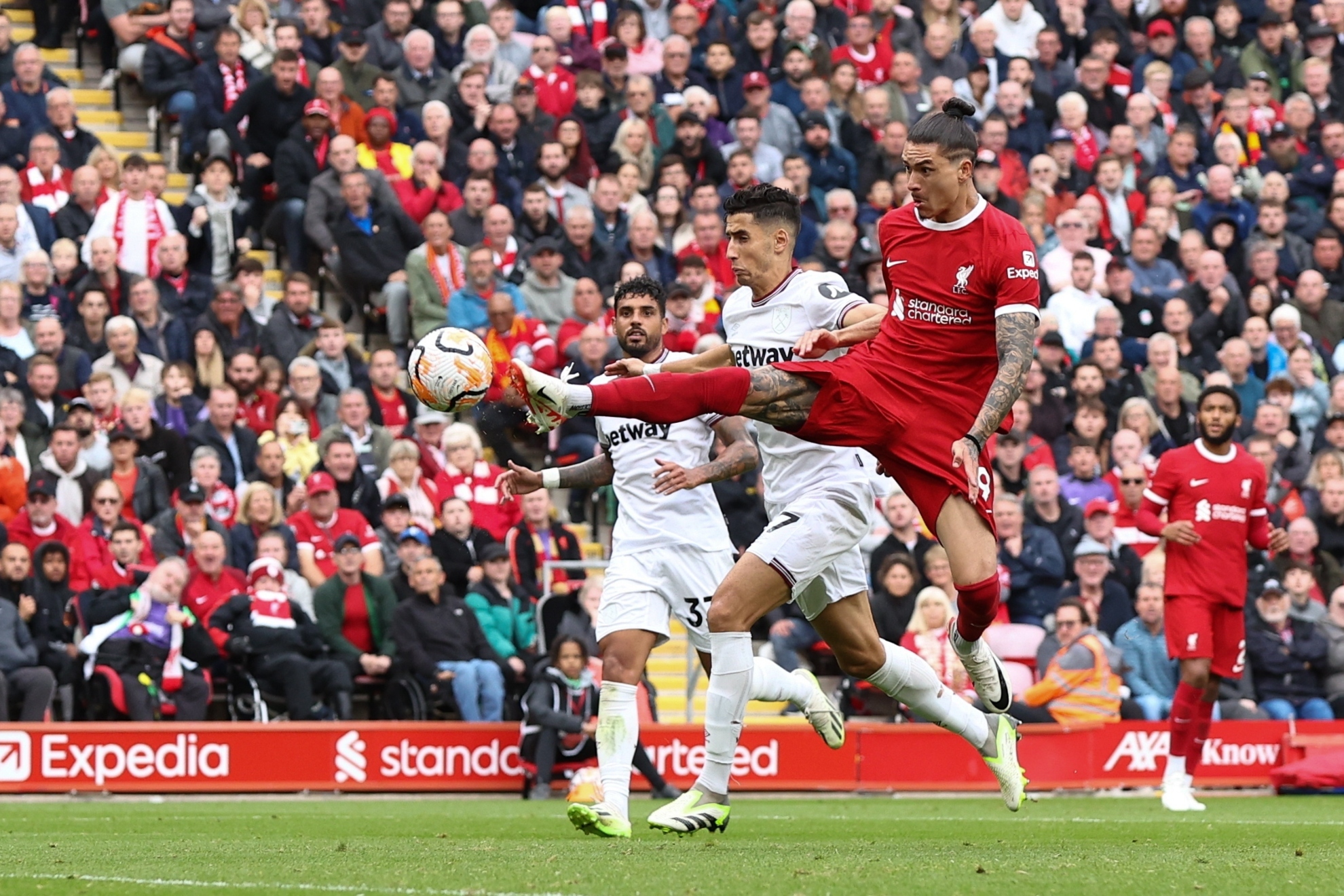 Darwin Núñez anota el segundo gol del Liverpool ante el West Ham