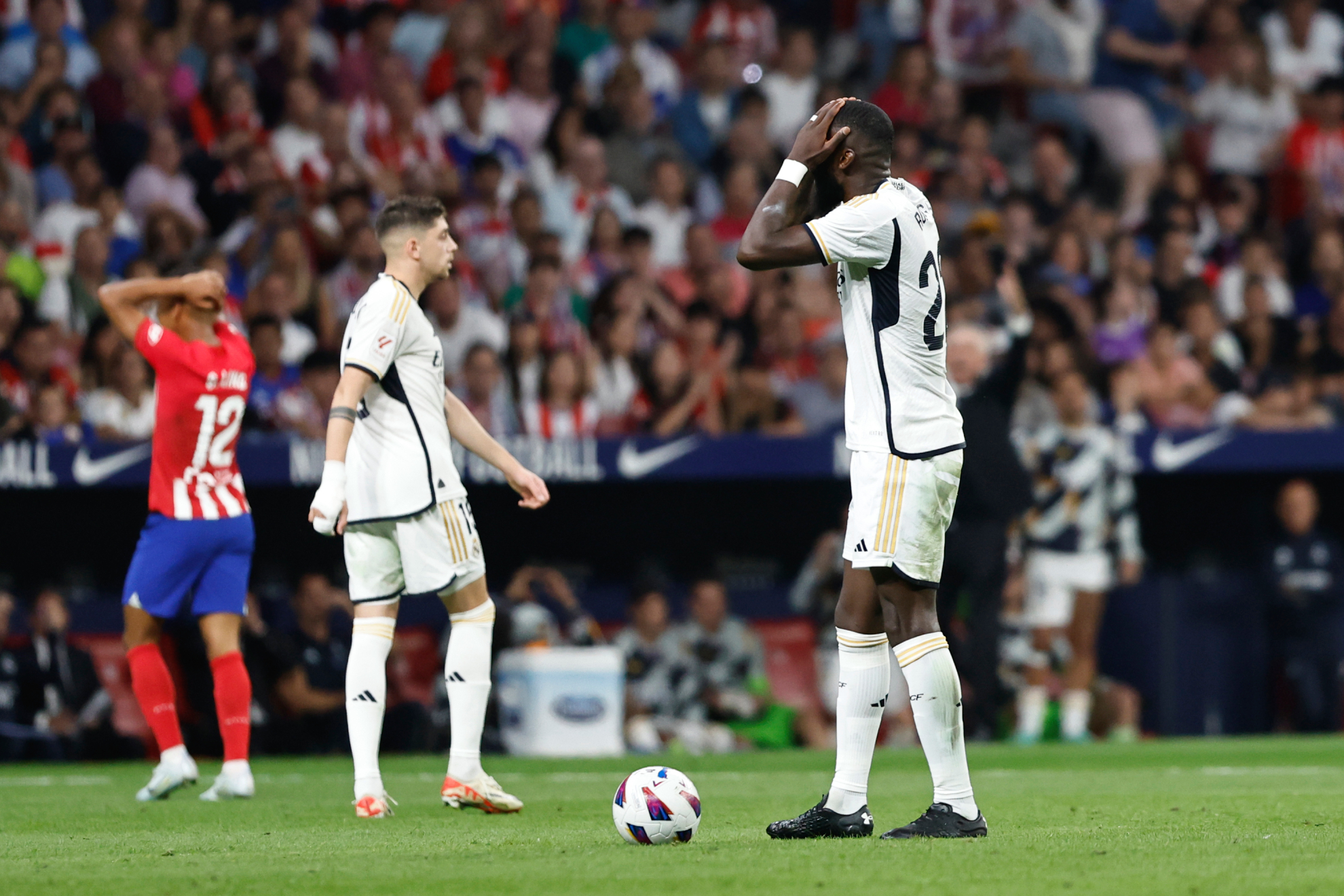 Los jugadores del Real Madrid se lamentan.