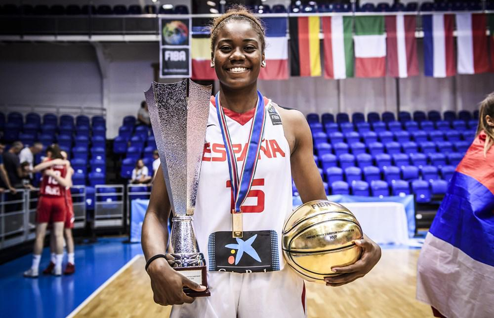 Iris Mbulito tras conquistar el Eurobasket U20 con la selección y ser proclamada MVP.
