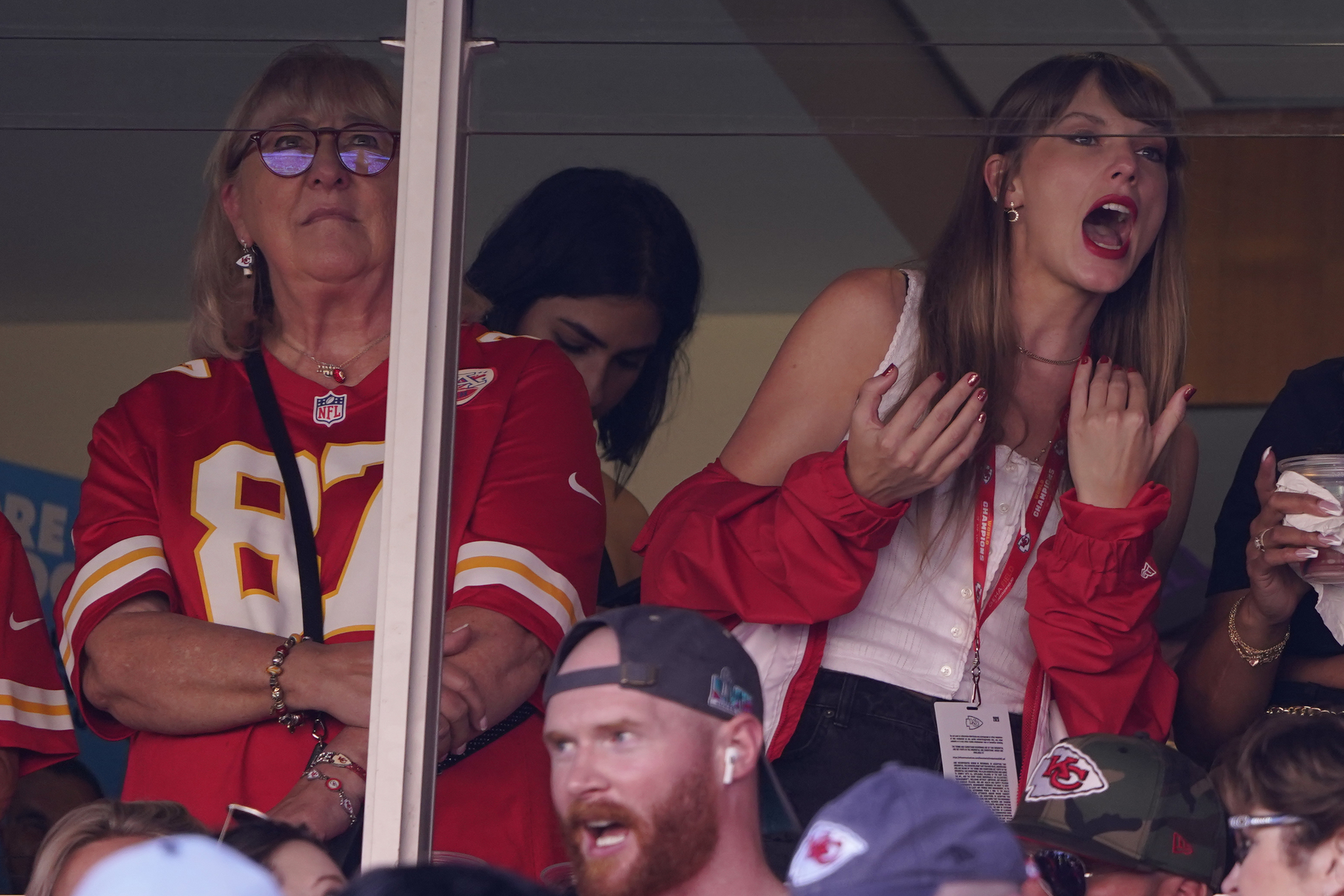 Taylor Swift watches a Travis Kelce game