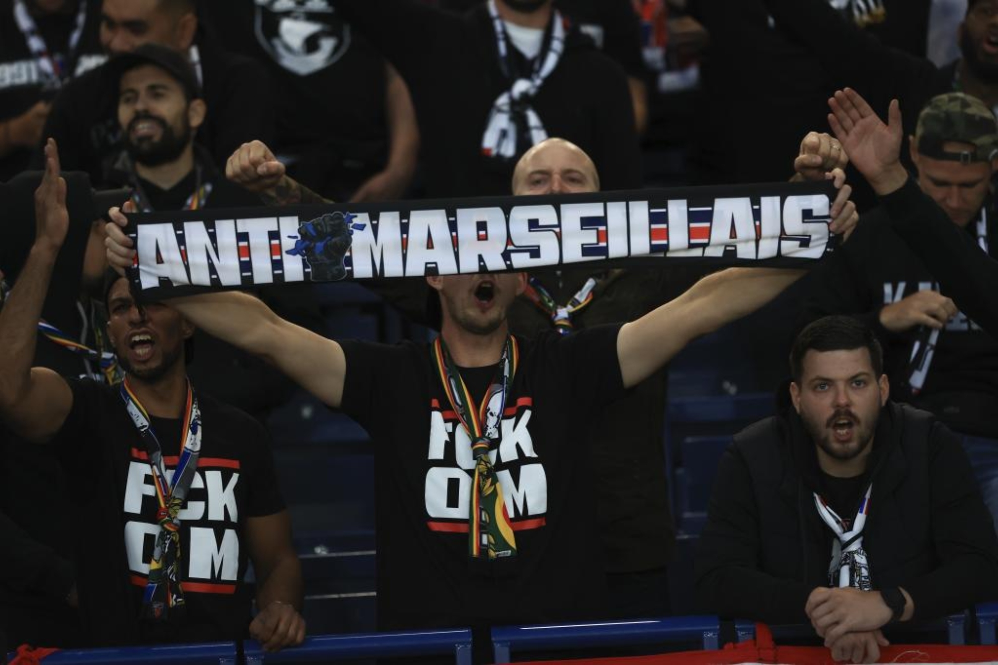 Un aficionado del PSG, durante el partido con una bufanda 'anti-Marsella'.