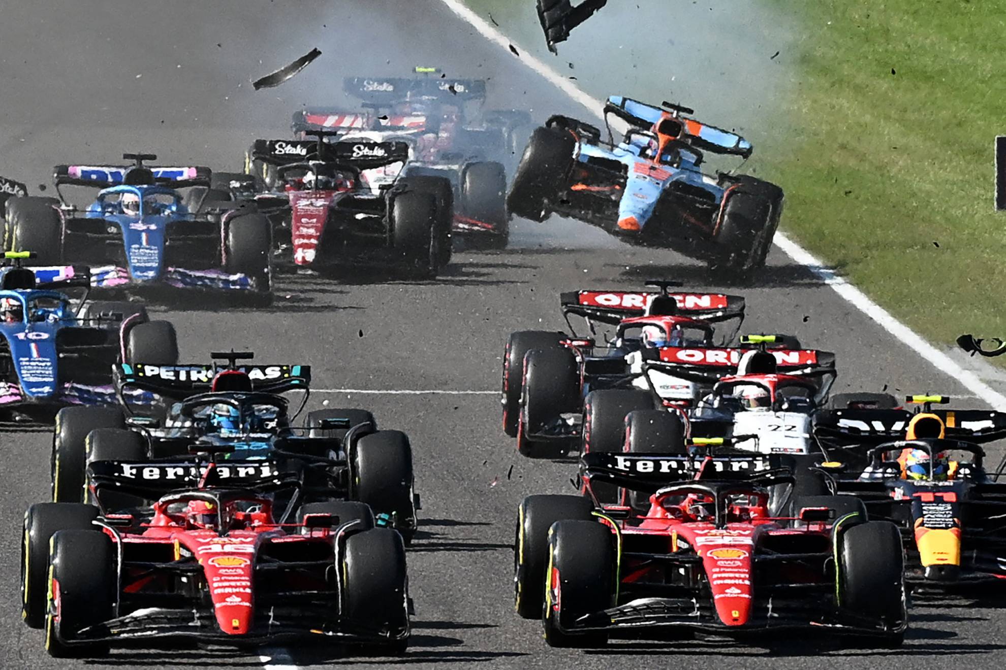 Leclerc y Sainz, emparejados en la salida del GP de Japón 2023