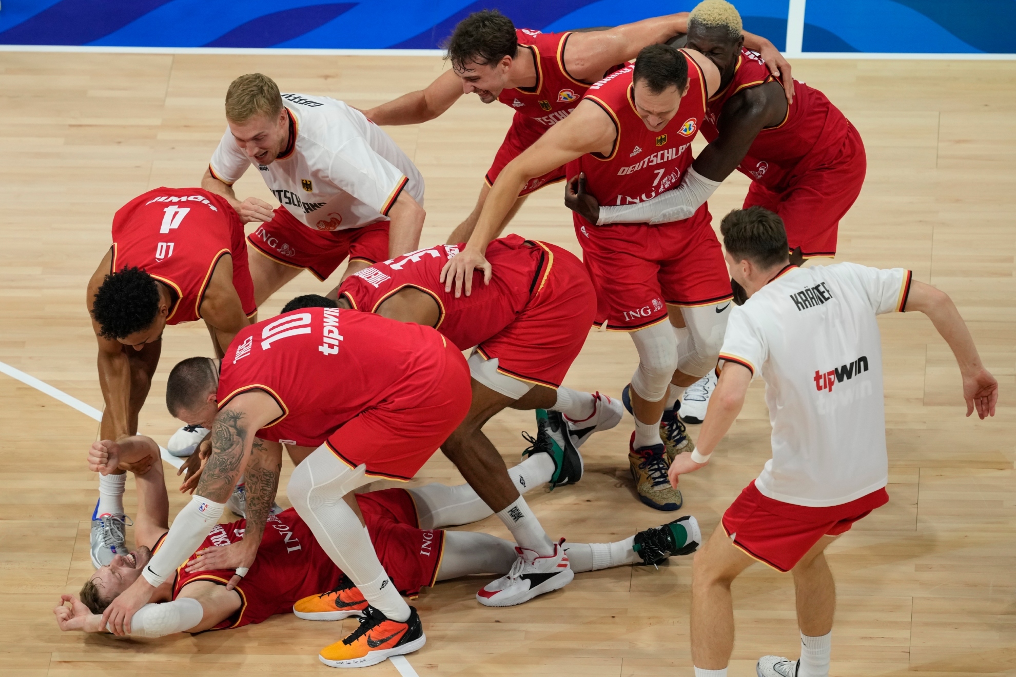 La selección alemana celebra un triple de Andreas Obst, tumbado en el suelo