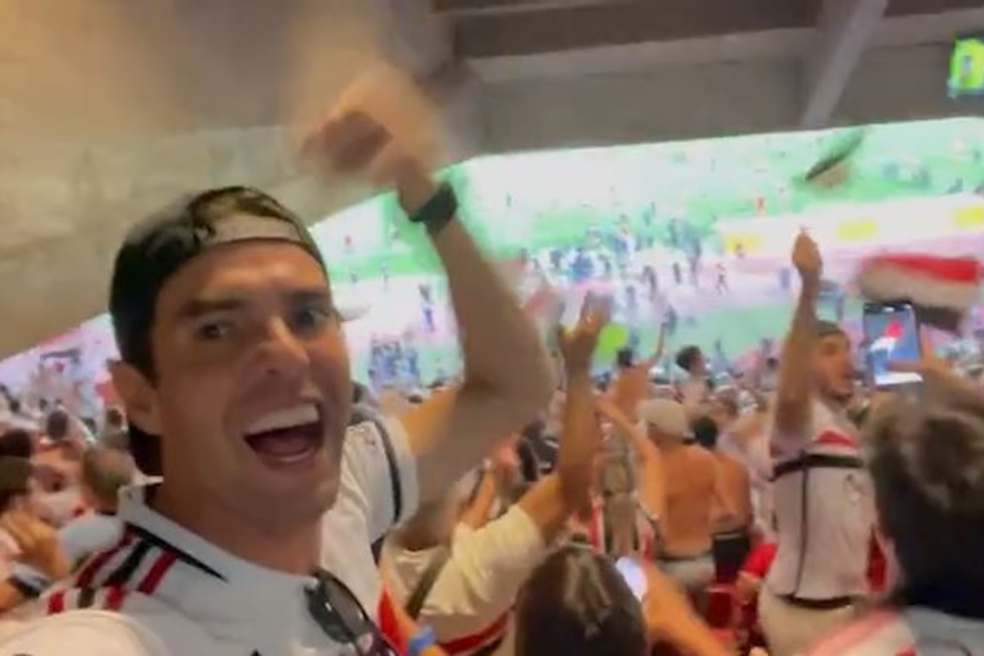 Kaka como un fan más de Sao Paulo celebrando como loco la Copa de Brasil