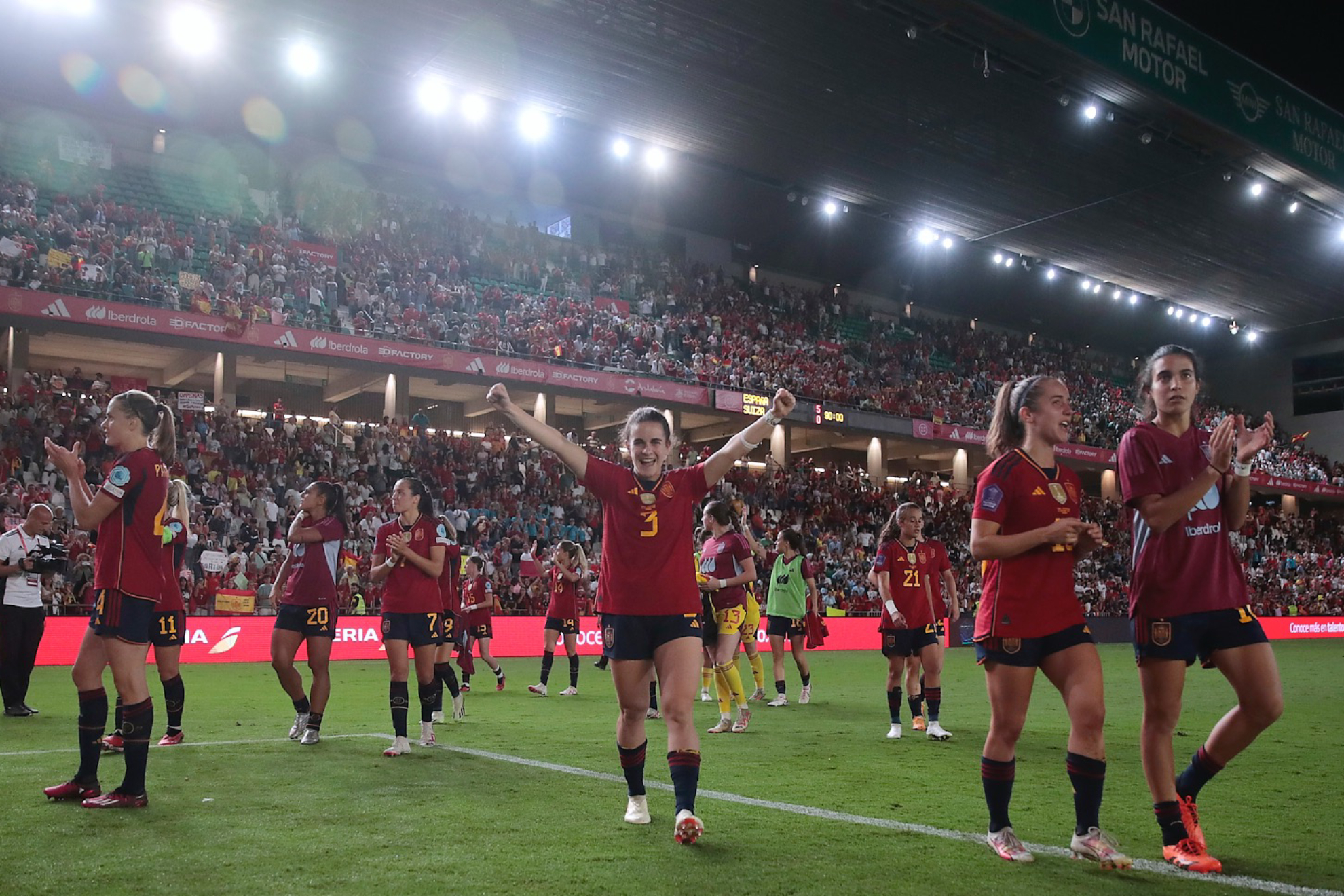 Las jugadoras de la selección española saludan al público del Nuevo Arcángel / RFEF