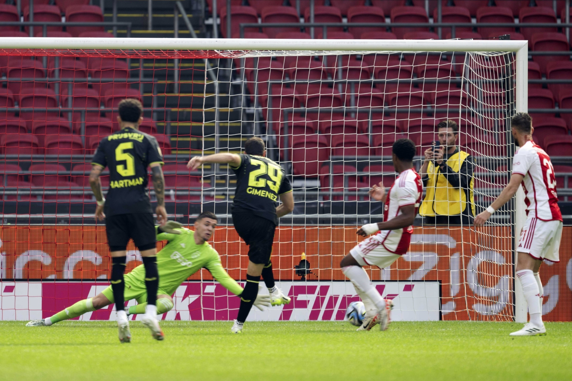 Santiago Giménez marca el 0-4 del Feyenoord.