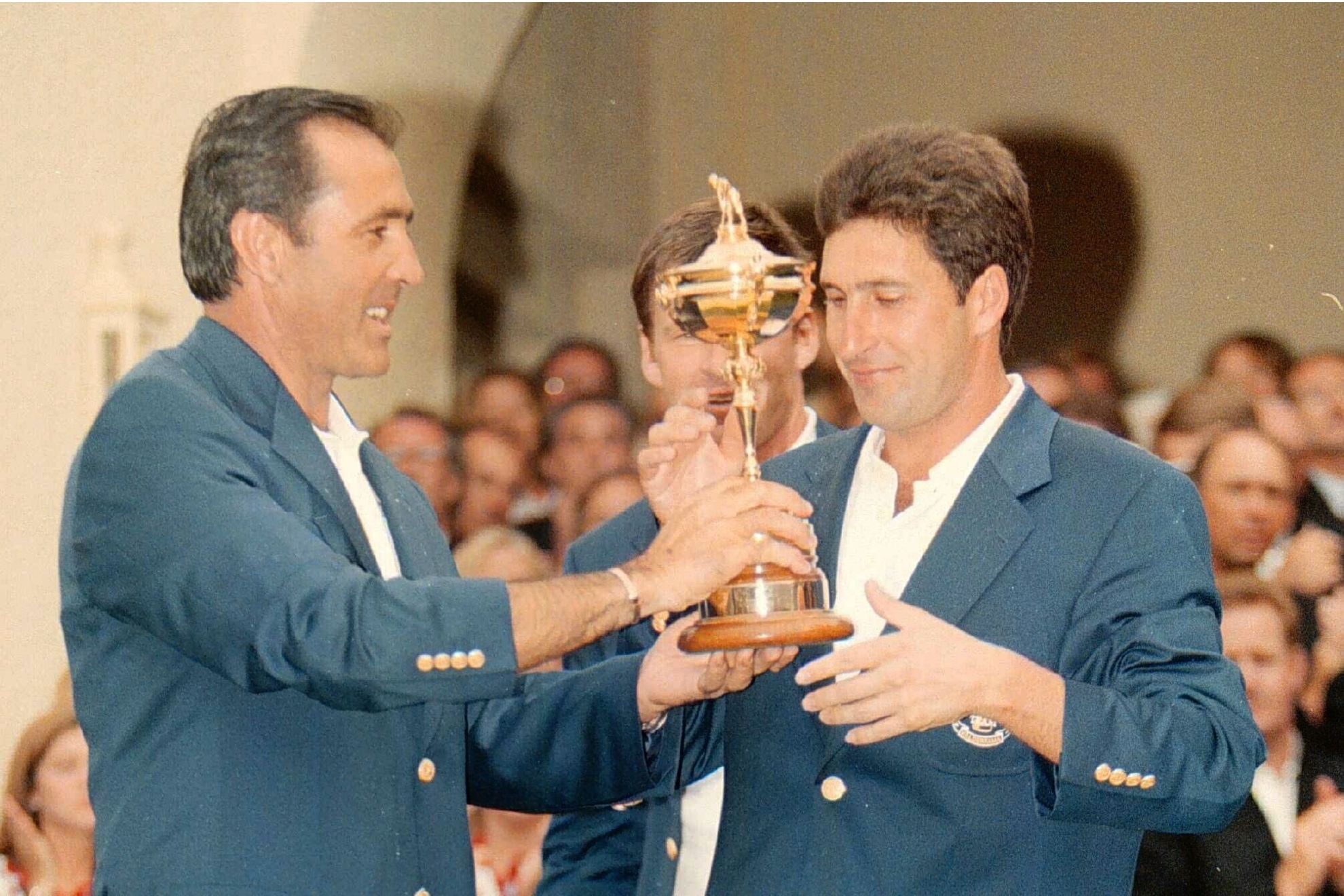 Severiano Ballesteros entrega la Ryder a José María Olazábal.