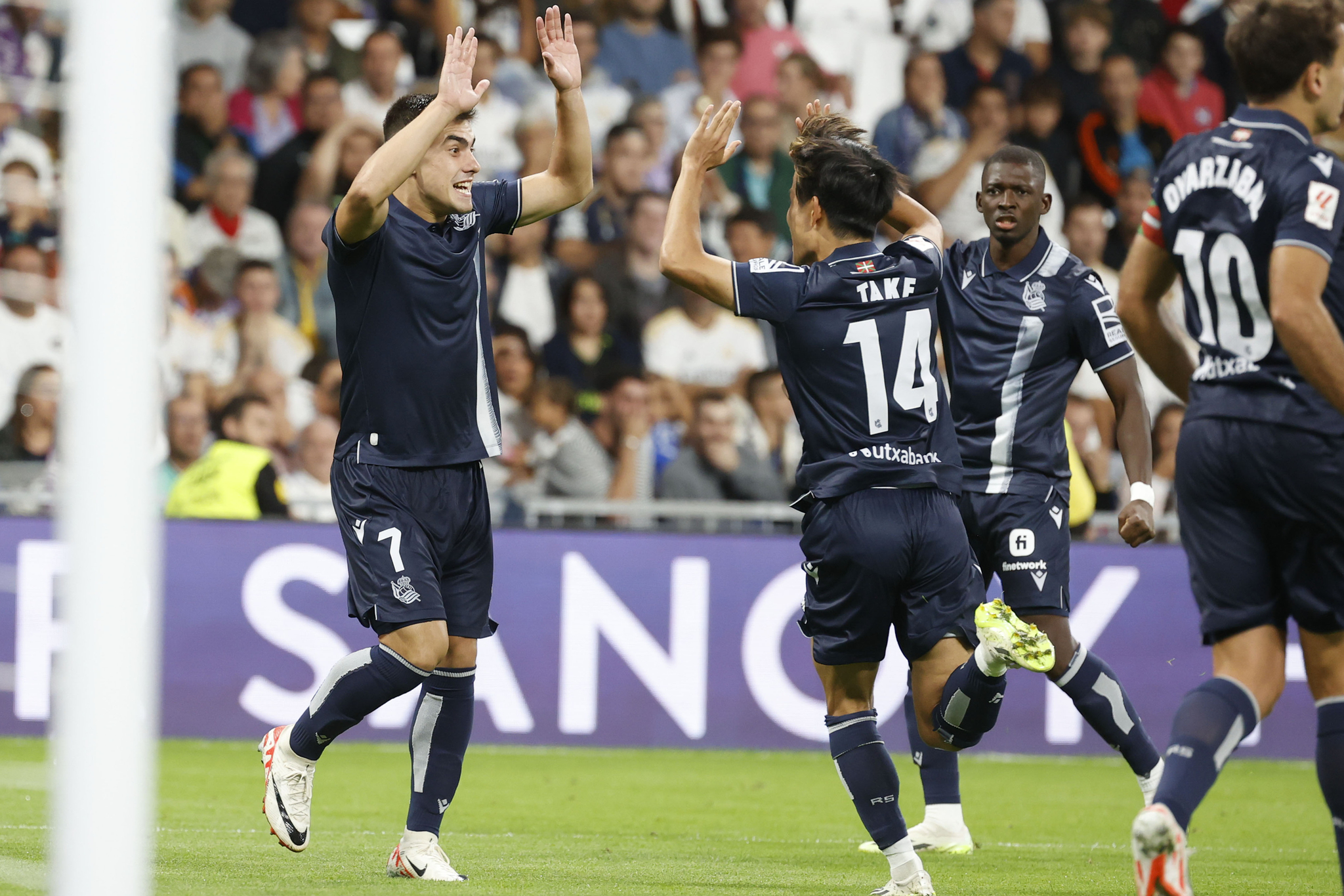 Barrenetxea y Kubo celebran el gol del canterano al Real Madrid.