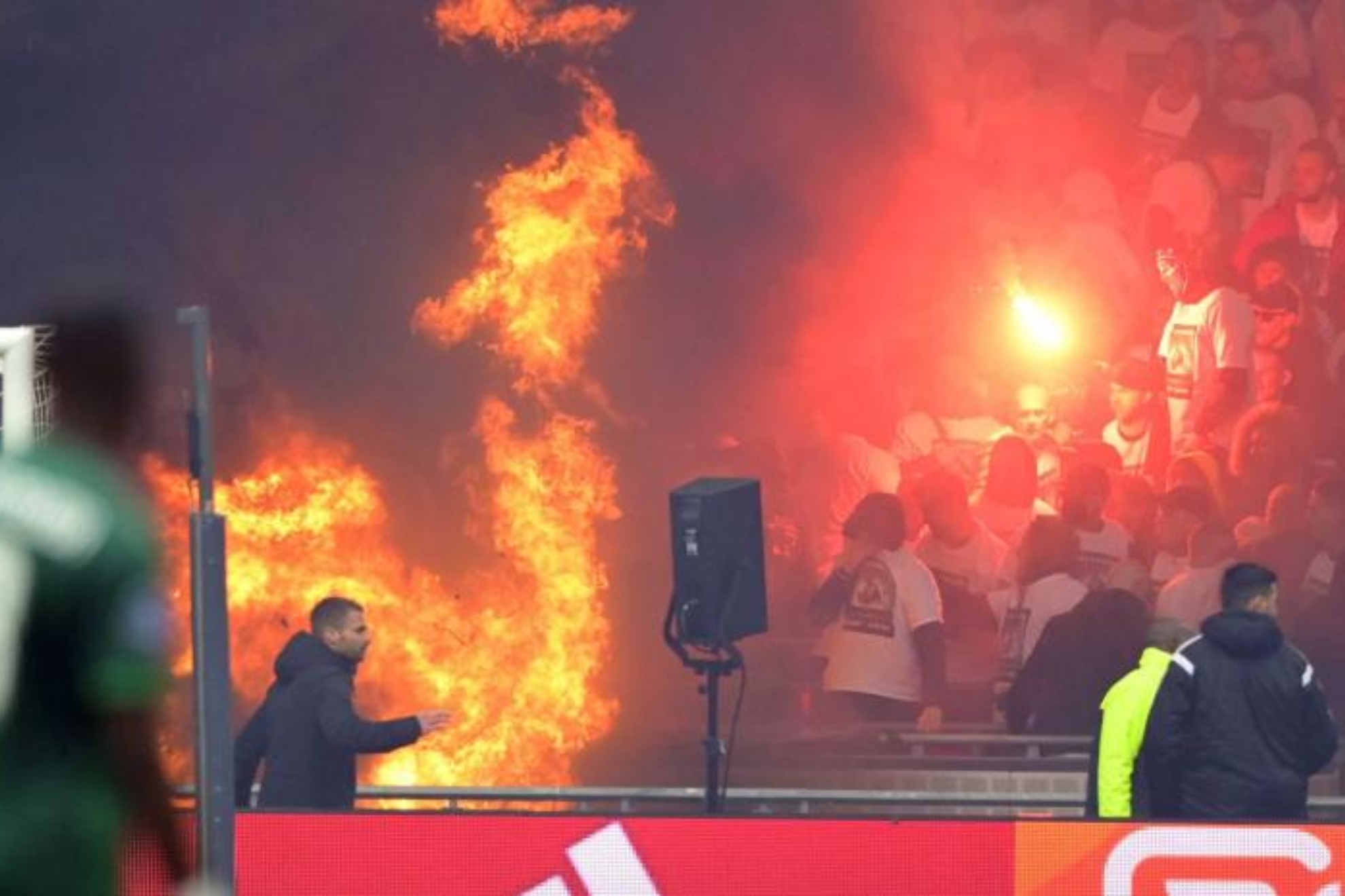 Incendio total en el Ajax: cerca del descenso, caos con los ultras, dimisiones en la directiva...