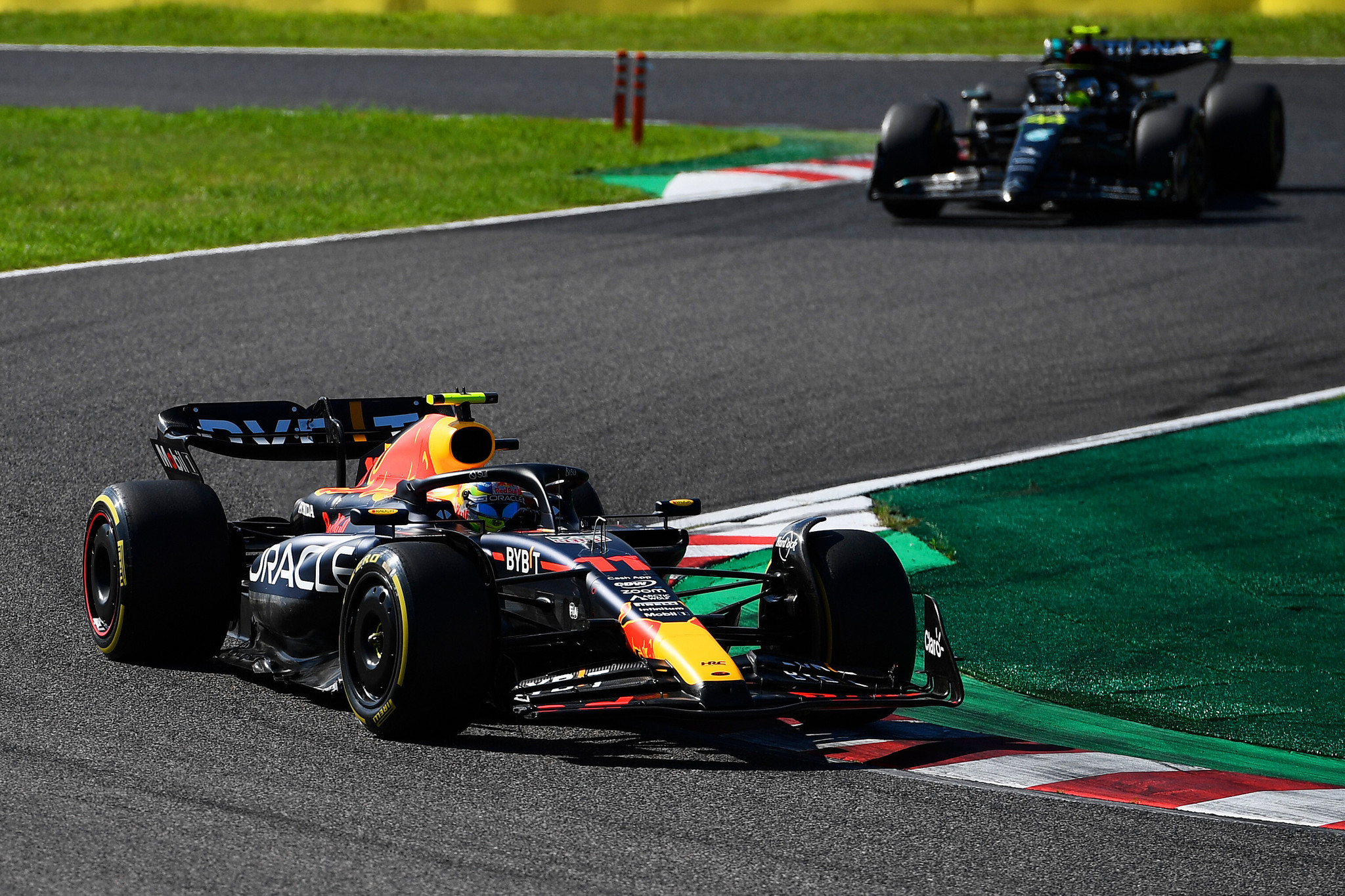 Checo Pérez por delante de Lewis Hamilton en el GP de Japón