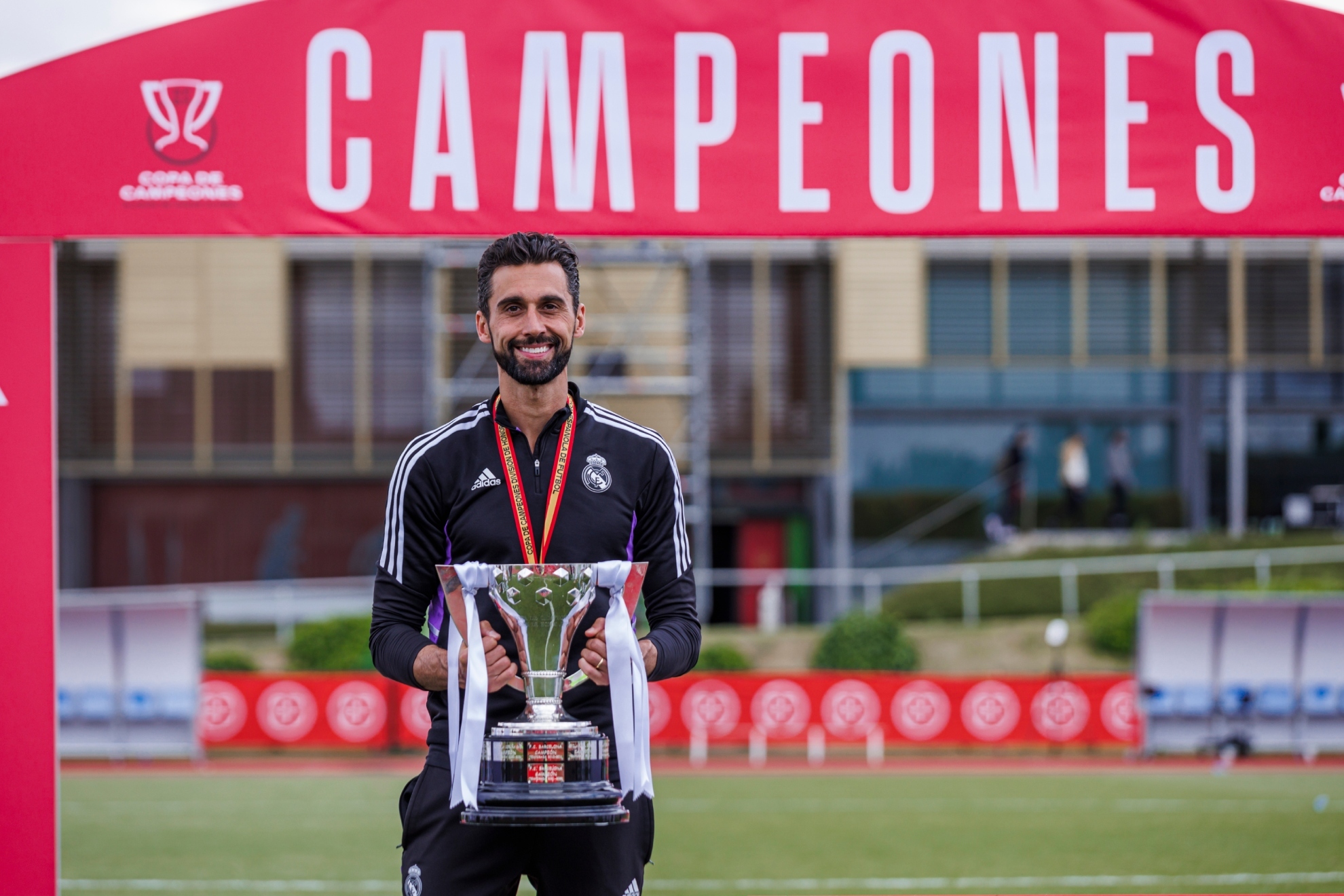 Arbeloa, con el trofeo de la Copa de Campeones conquistado la pasada temporada.