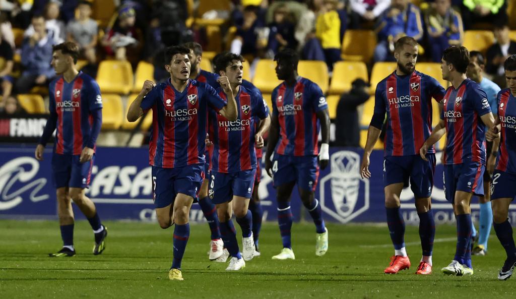 Loureiro celebra con sus compañeros el primer gol del Huesca en Alcorcón