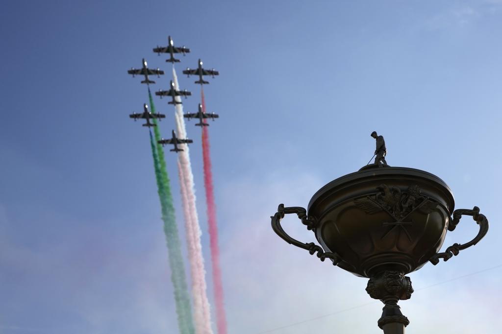 La aviación italiana pasó sobre el escenario justo cuando terminaba el himno de la nación.