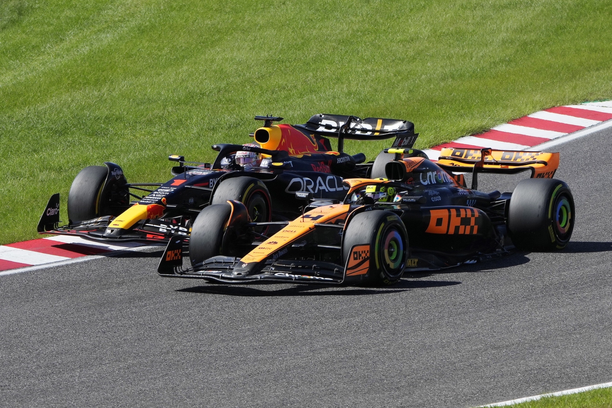 Lando Norris y Max Verstappen tras la salida del GP de Japón