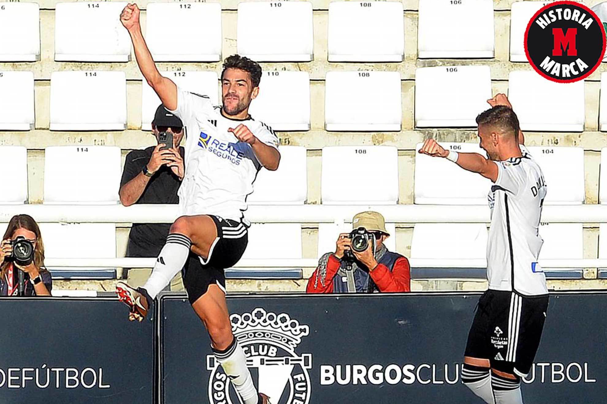 Curro Sánchez celebra uno de sus dos goles al Elche en El Plantío