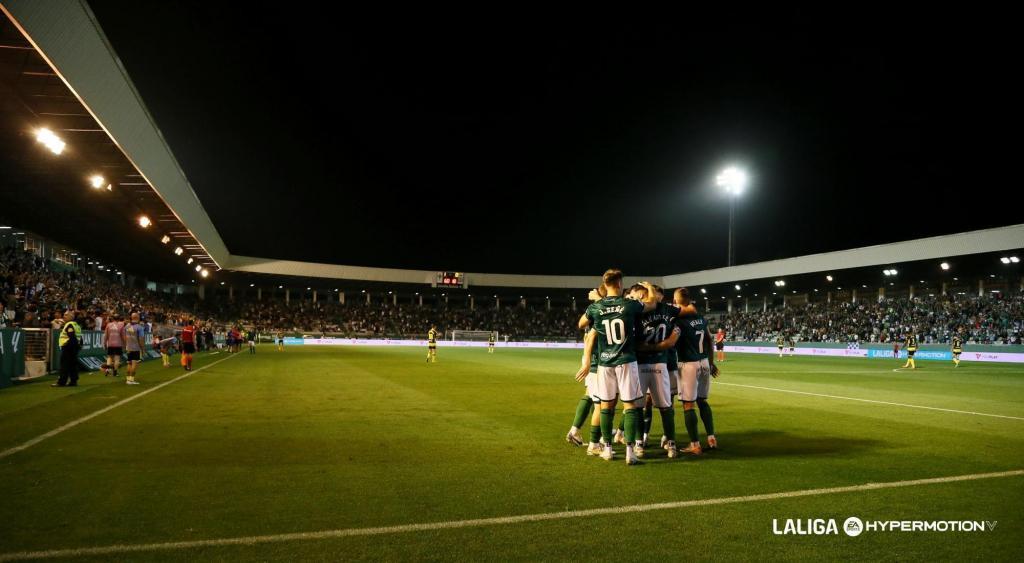 Los jugadores 'verdes' celebran el gol de �lvaro ante el Zaragoza en una A Malata llena