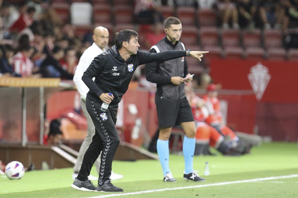 Asier Garitano da instrucciones a sus jugadores durante el partido de El Molinón