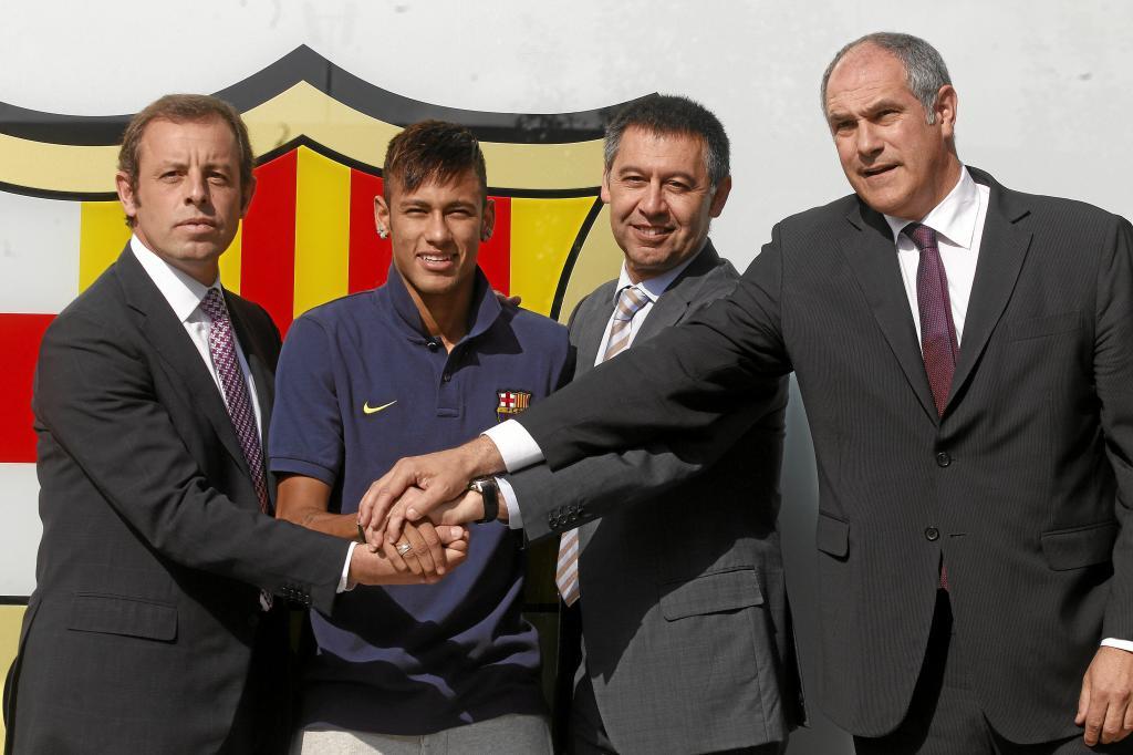 Sandro Rosell y Josep María Bartomeu, dos de los presidentes imputados, junto a Neymar y Zubizarreta en 2017.