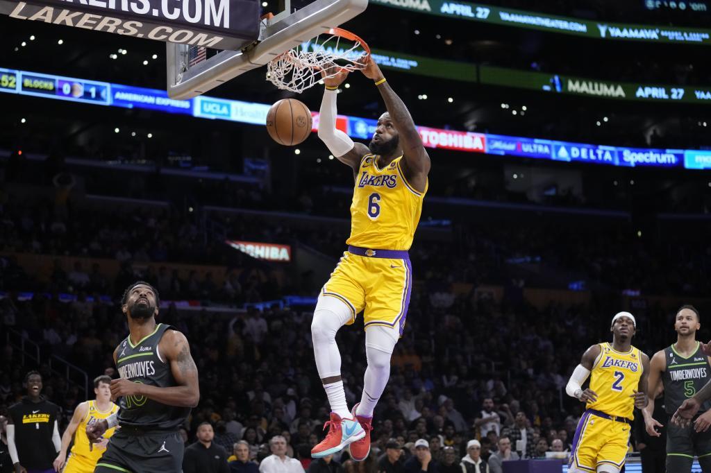 LeBron James hace un mate en un partido de los Lakers de la temporada pasada.