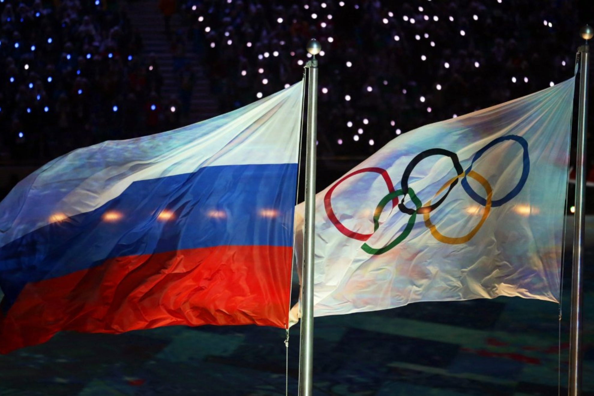 La bandera de Rusia ondea a lado de la de los Juegos Olímpicos