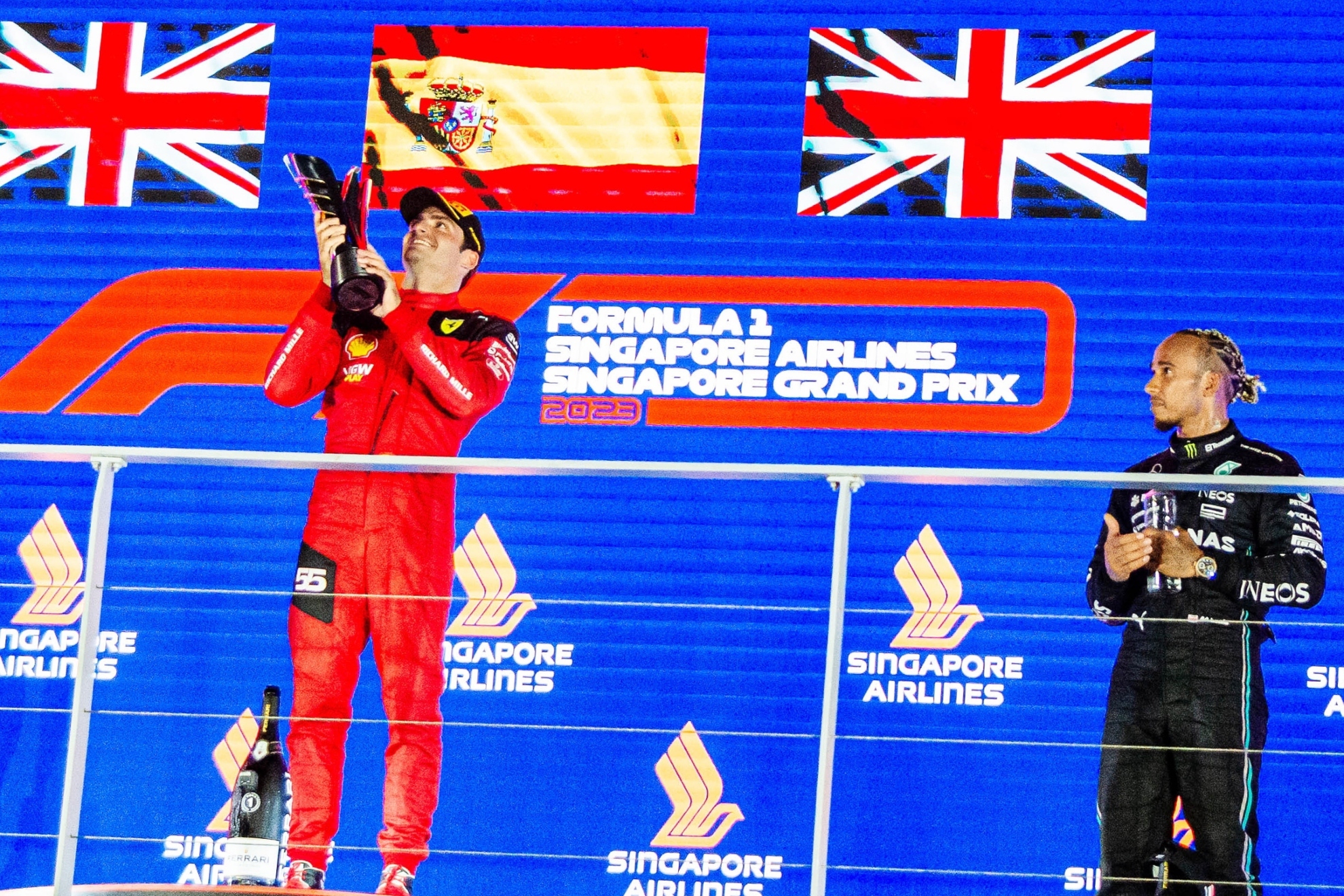 Carlos Sainz y Lewis Hamilton en el podio de Marina Bay