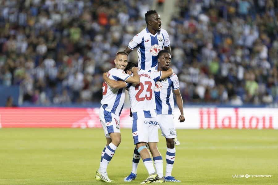 Franquesa, Djouahra, Neyou y Cissé celebran el gol que abrió el marcador