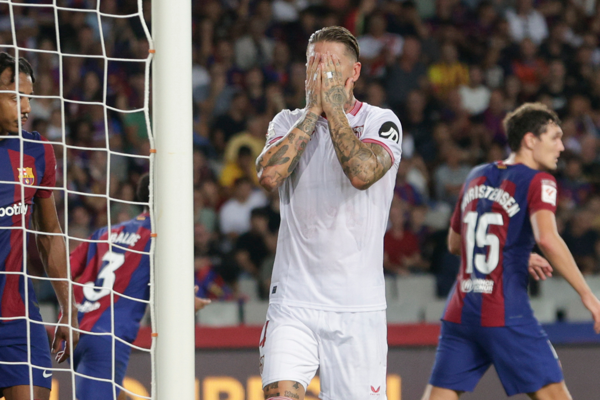 Sergio Ramos se lamenta en una acción del partido entre el Barcelona y el Sevilla.