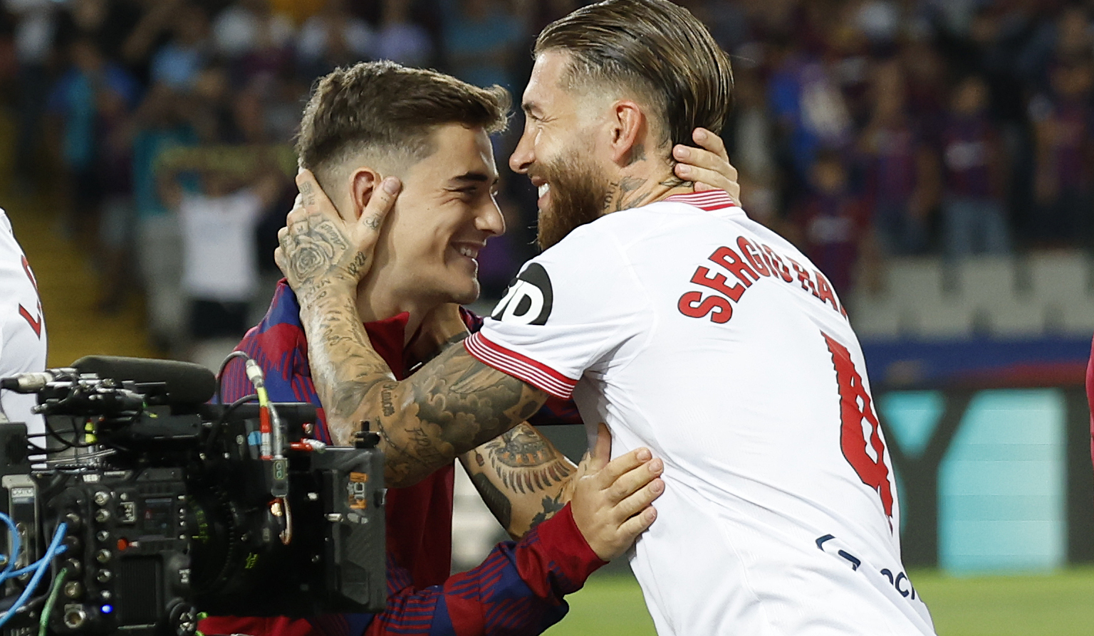 Gavi y Sergio Ramos se saludan.