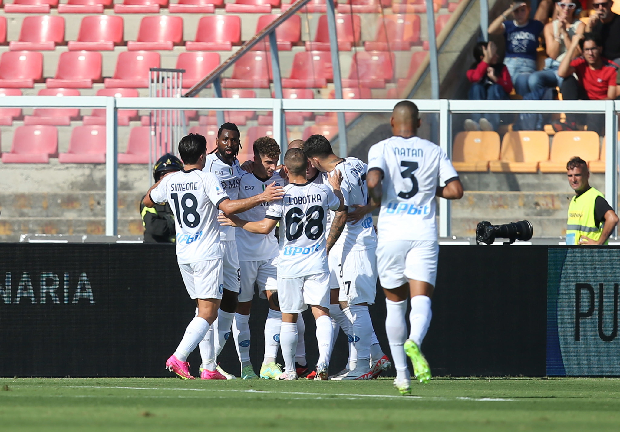 Los jugadores del Nápoles celebran un gol en Lecce.