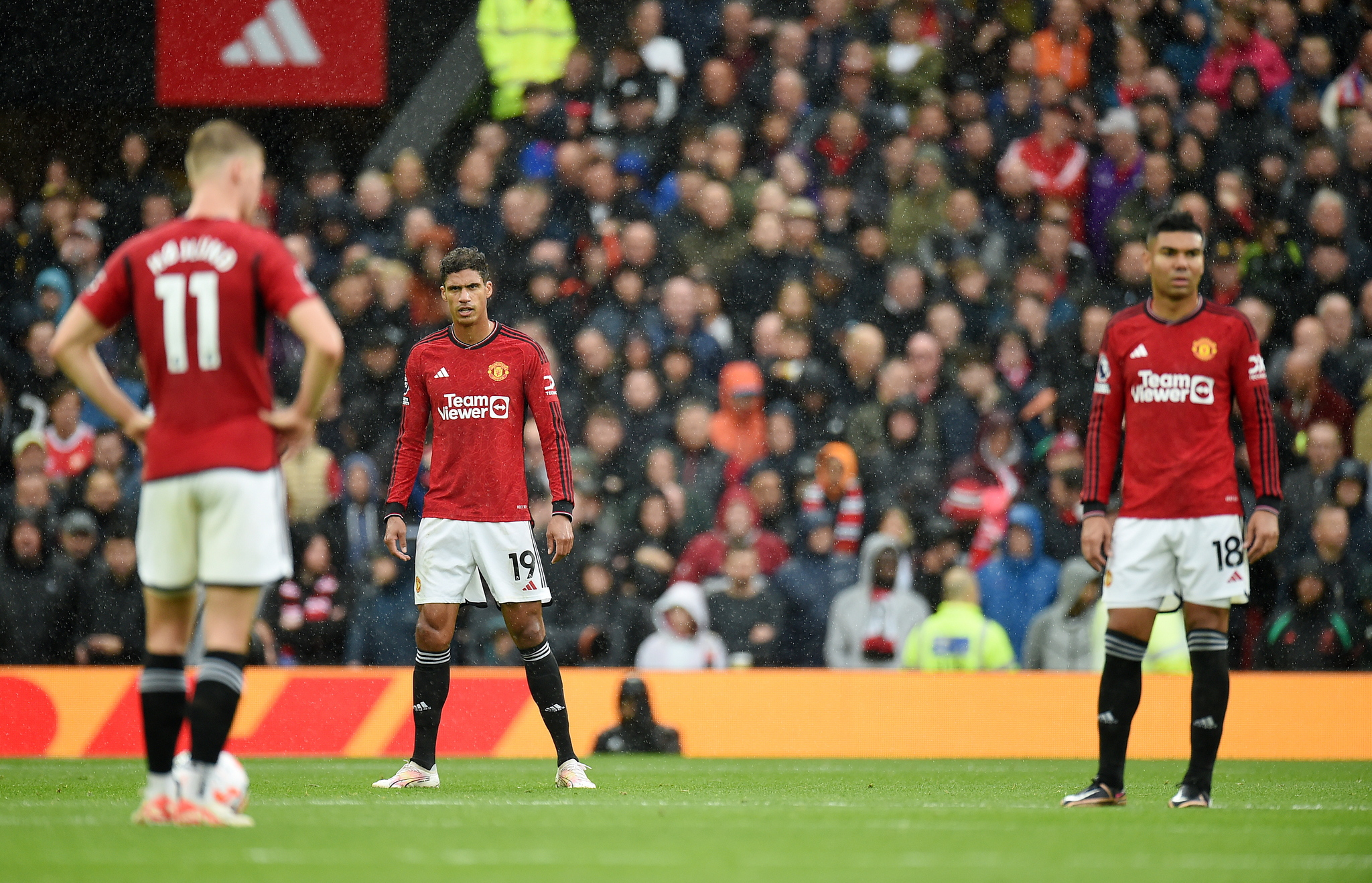 Los jugadores del Manchester United lamentan la derrota.