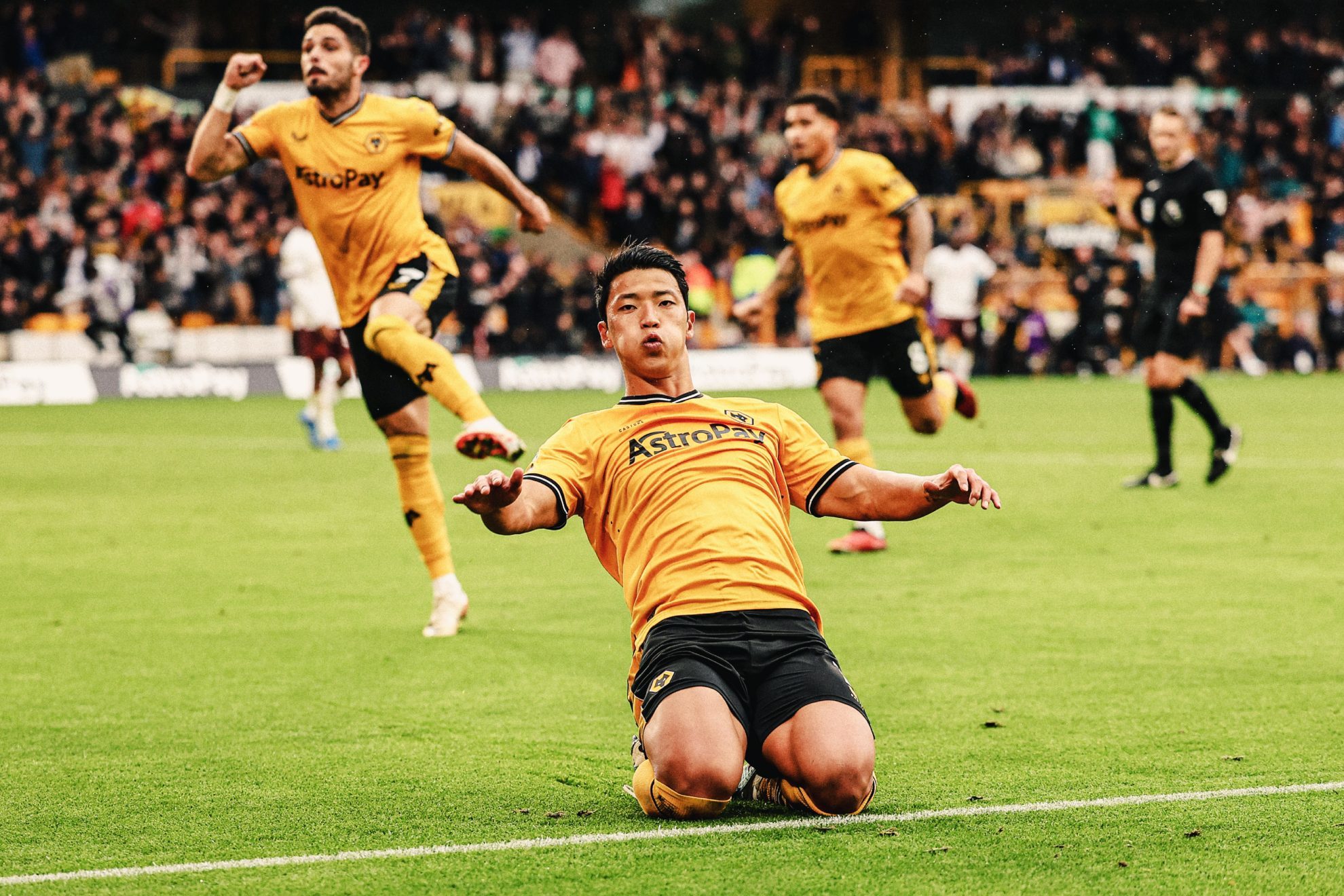 Hee-Chan celebra el segundo gol de los Wolves.