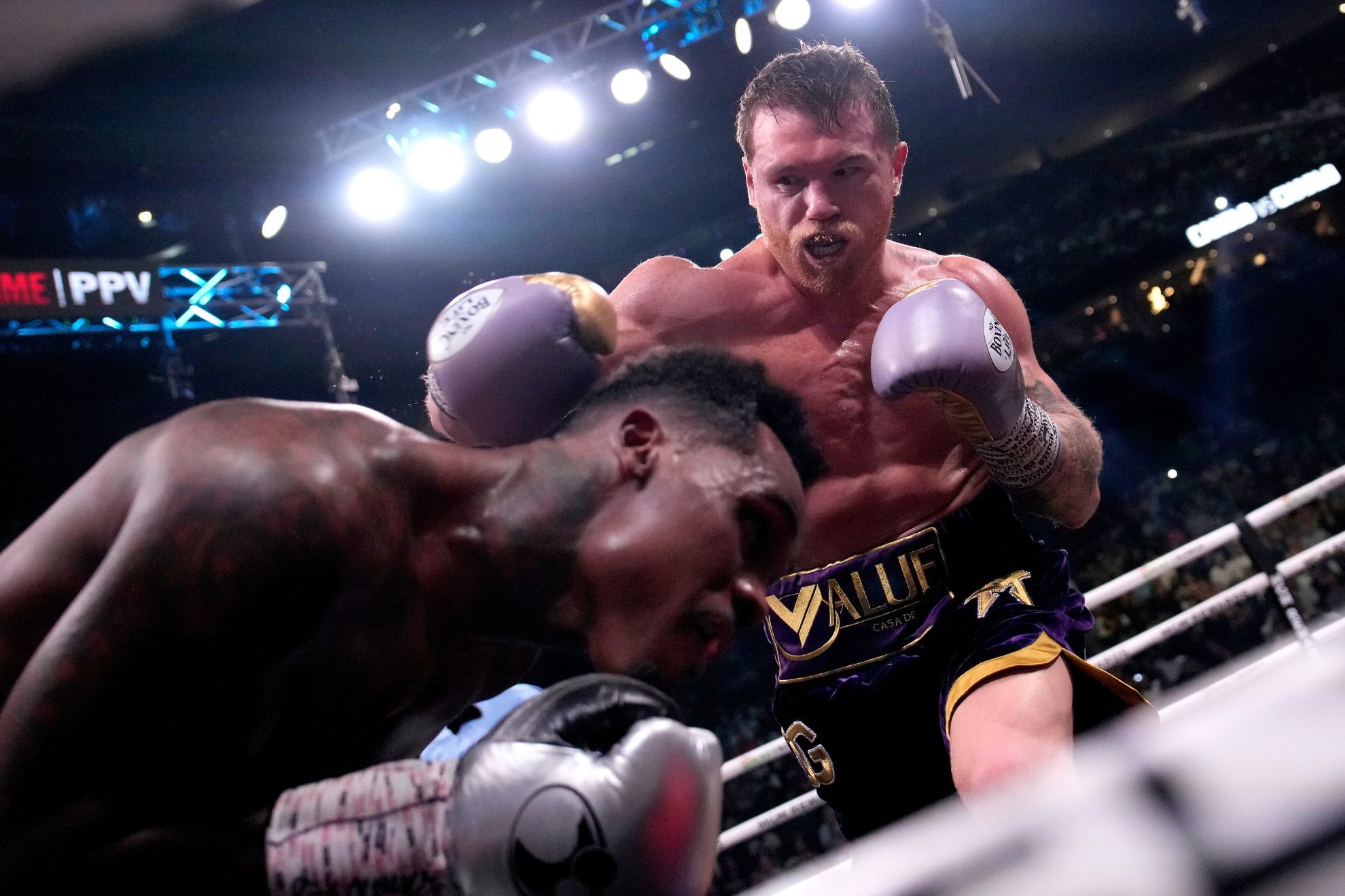 Canelo Alvarez gives master class in boxing to defeat Jermell Charlo, retain title