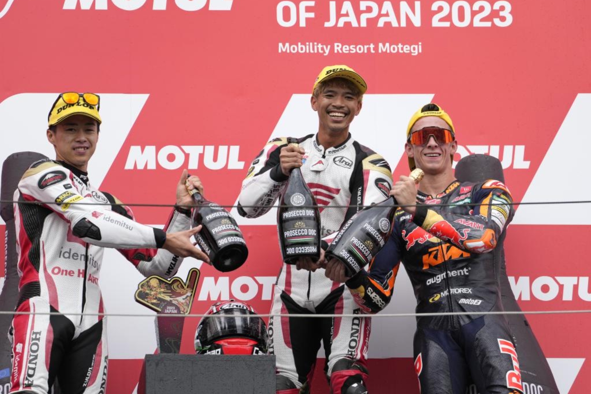 Ogura, Chantra y Acosta, en el podio de Motegi.