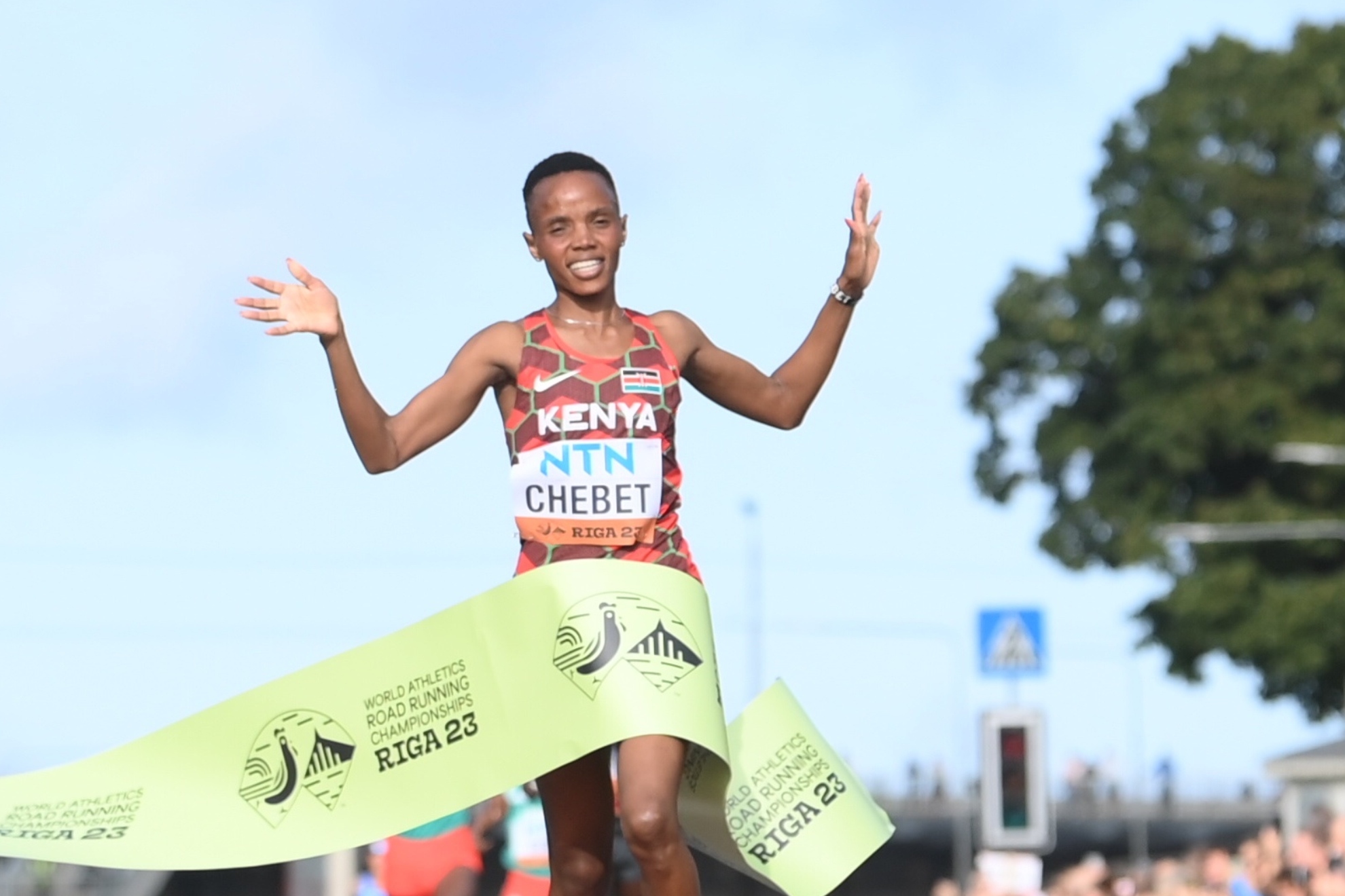 La keniata Chebet y el etíope Gebrhiwet, campeones del mundo de 5k