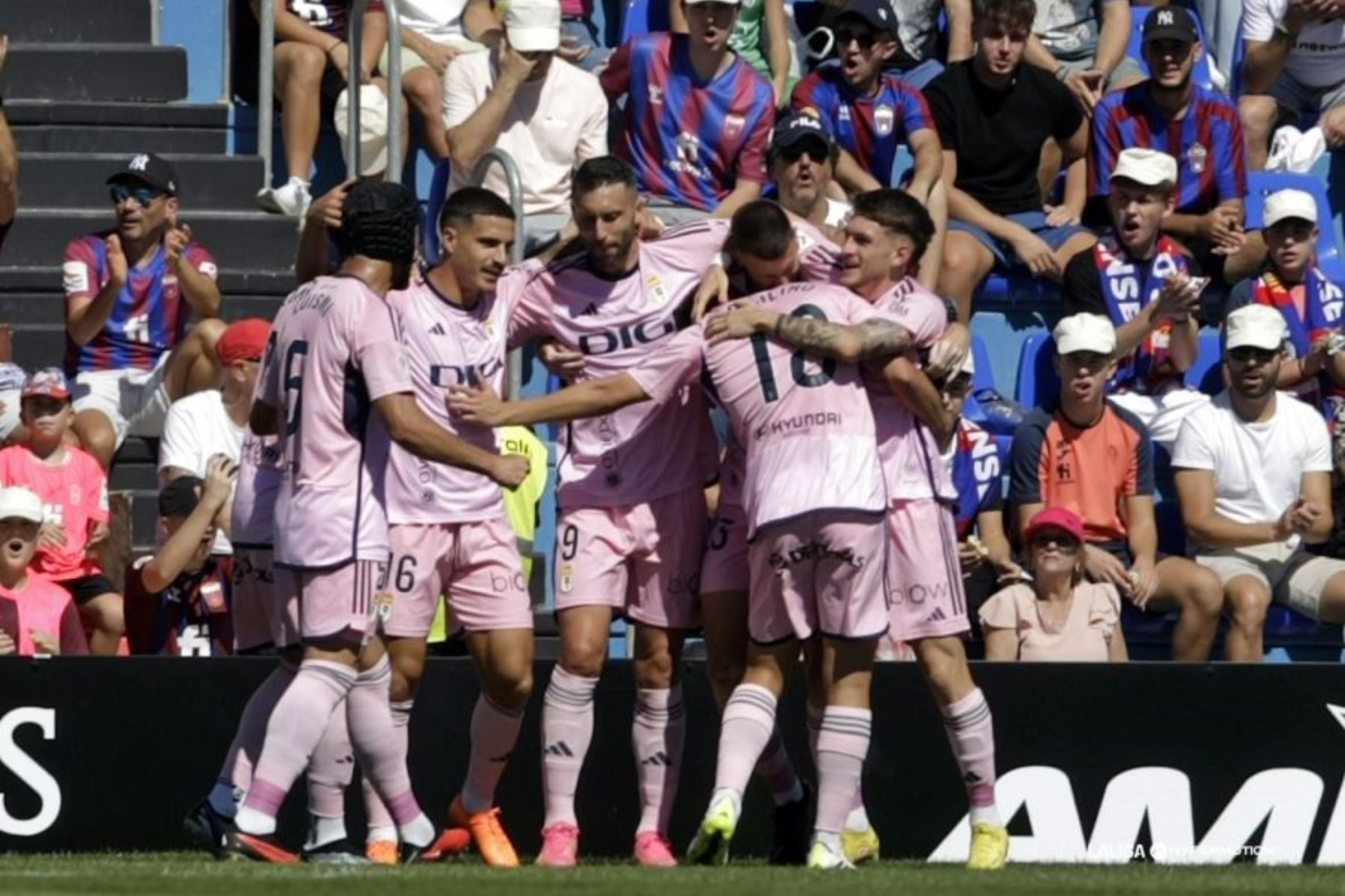 Los jugadores del Real Oviedo celebran el gol de Borja Bastón