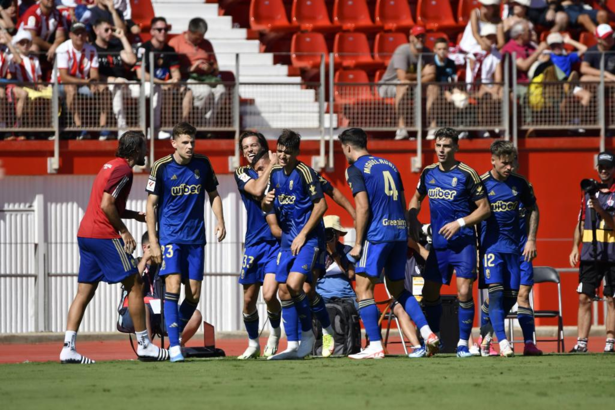 Los jugadores del Granada celebran un gol.