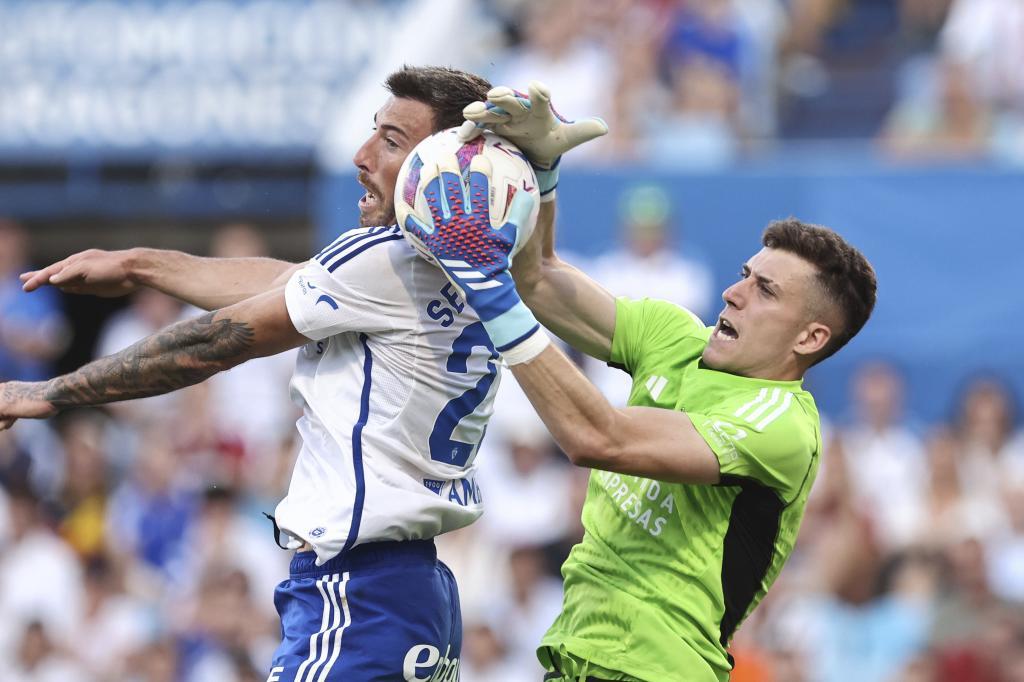 Luis López atrapa el balón ante Sergi Enrich, que fue expulsado antes del descanso