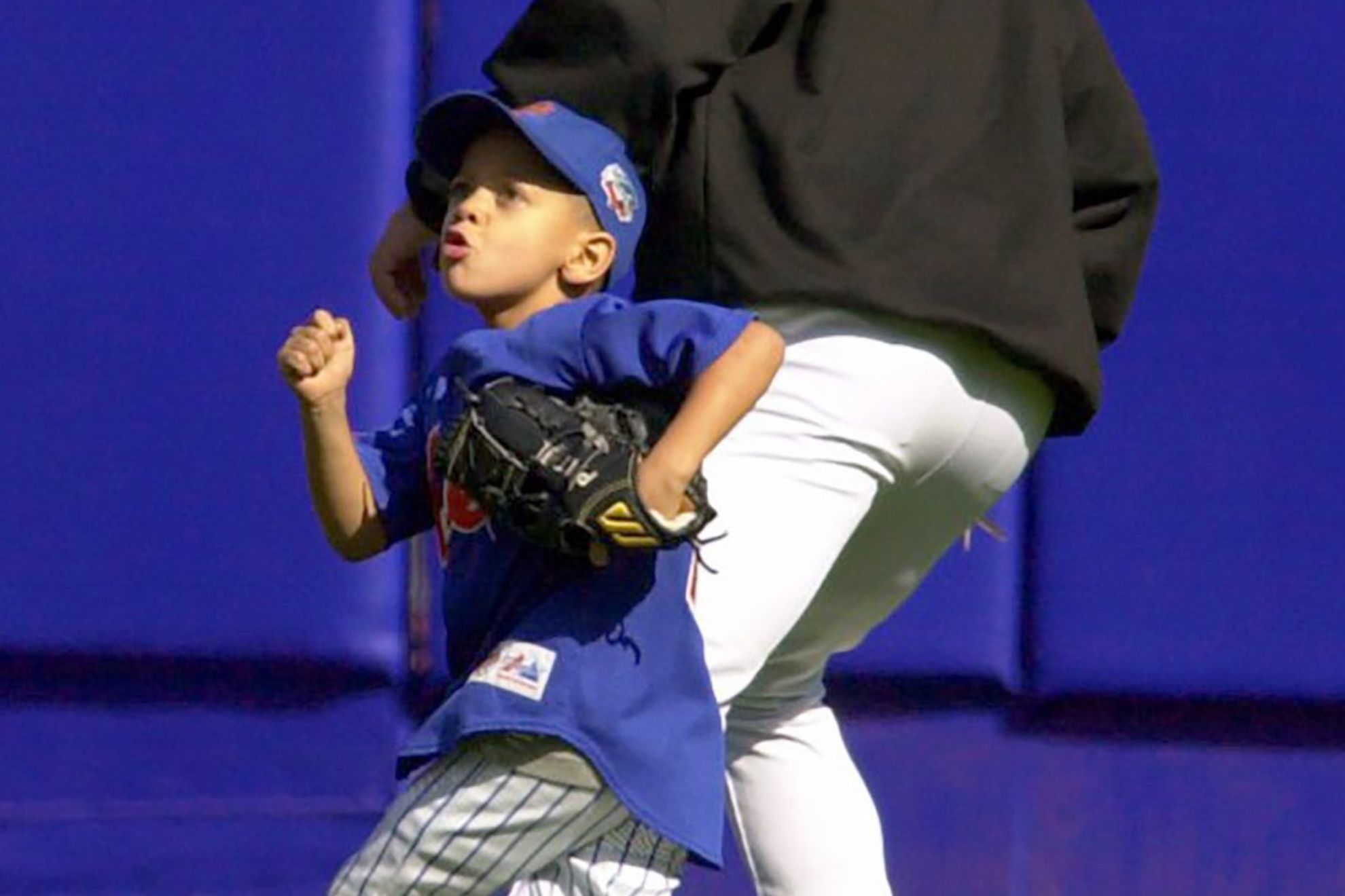 Clip of little Patrick Mahomes in Mets jersey batting with dad during World Series