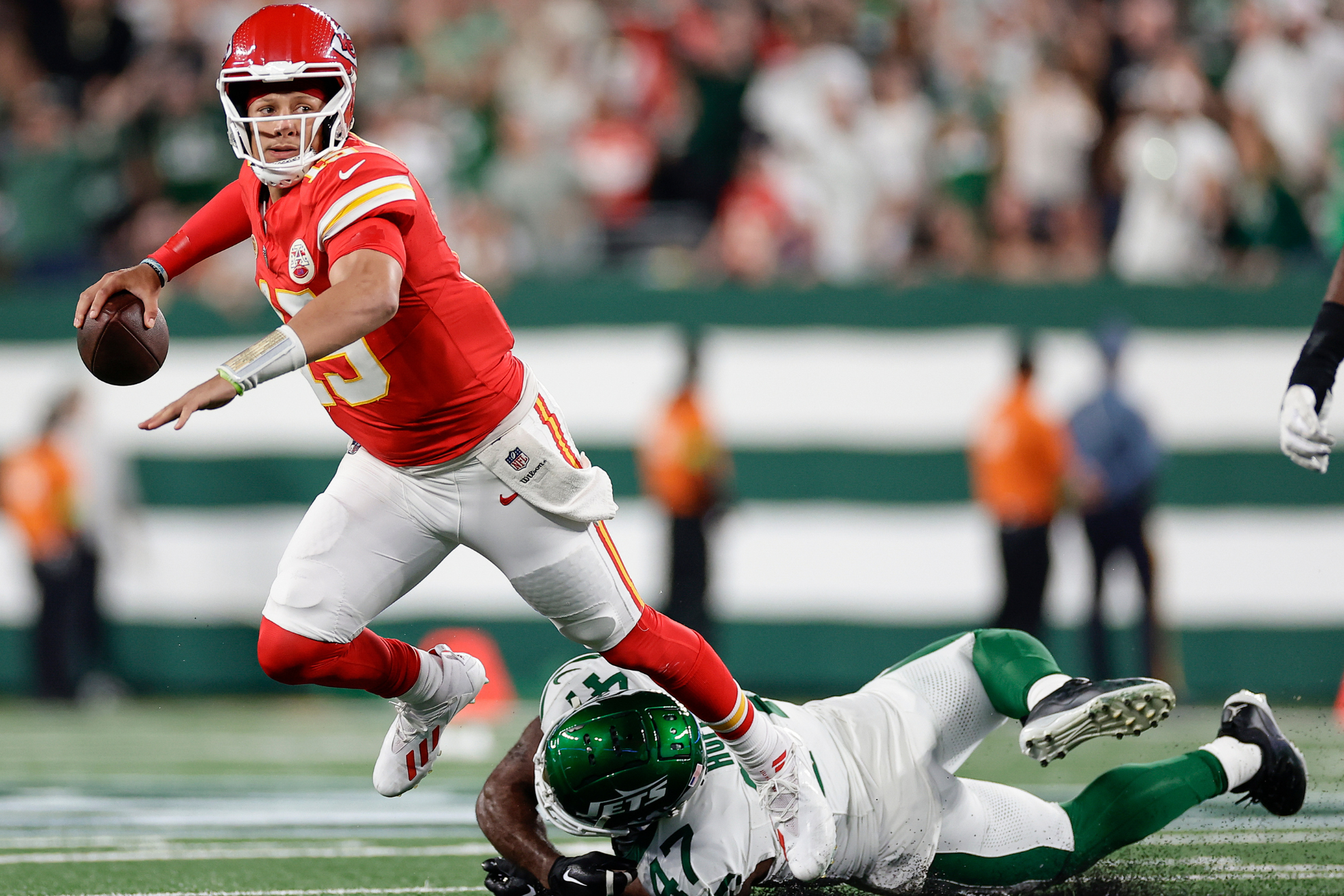 Mahomes accounted for 254 total yards as Kansas City withstood a furious Jets rally.