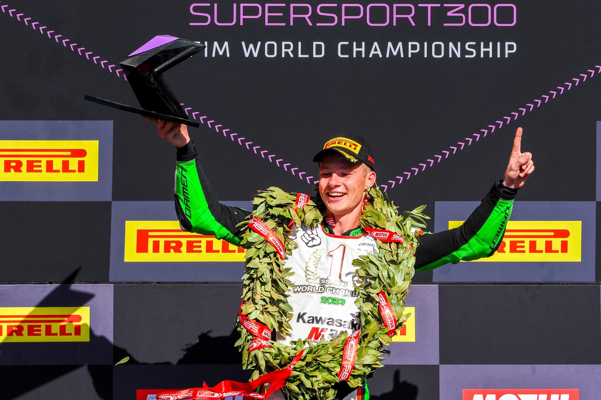 Jeffrey Buis, tras ganar el título de Supersport300 en Portimao.