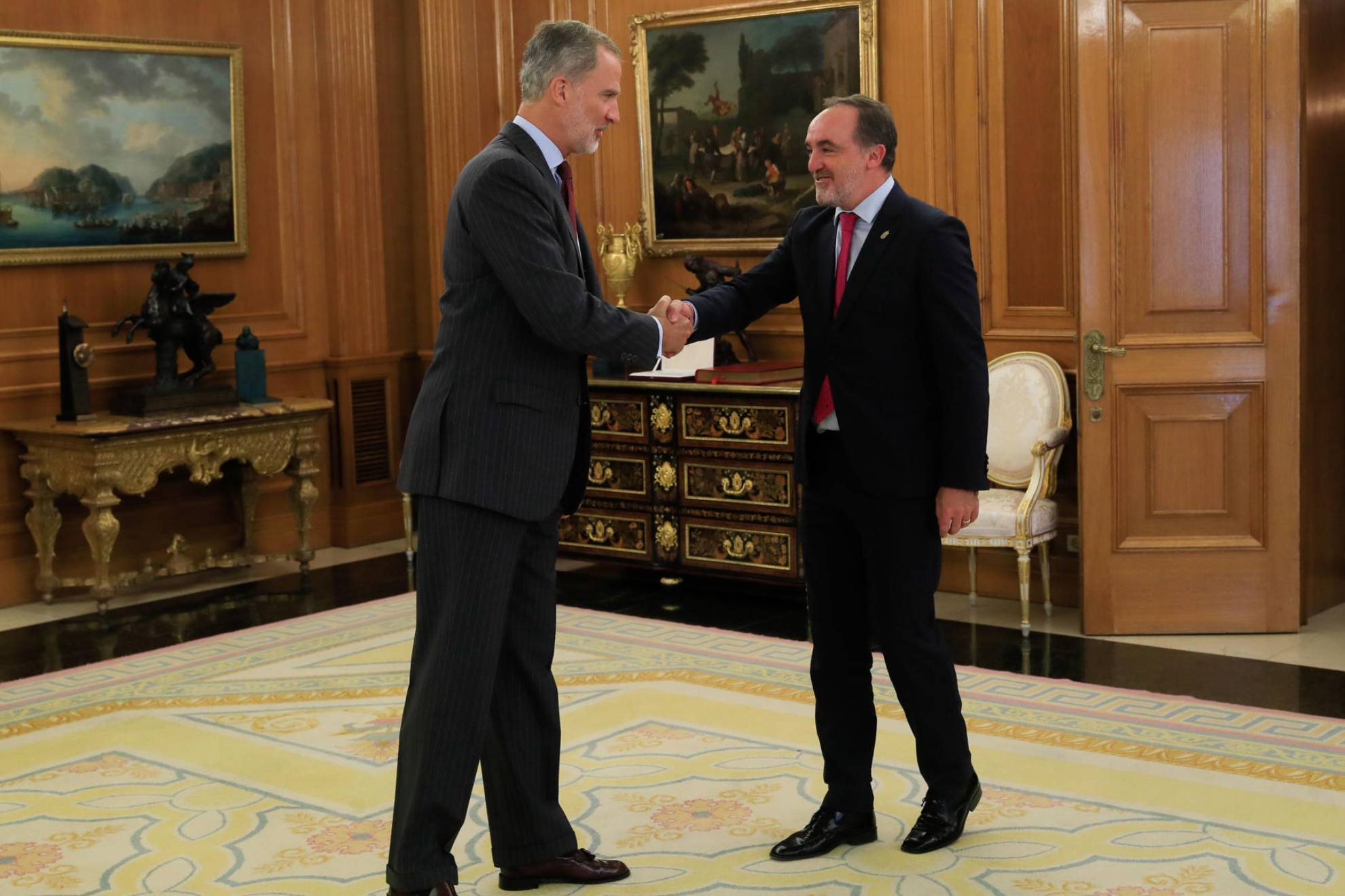 El rey Felipe VI saluda al presidente de UPN, Javier Esparza, el primero de la nueva ronda de consultas