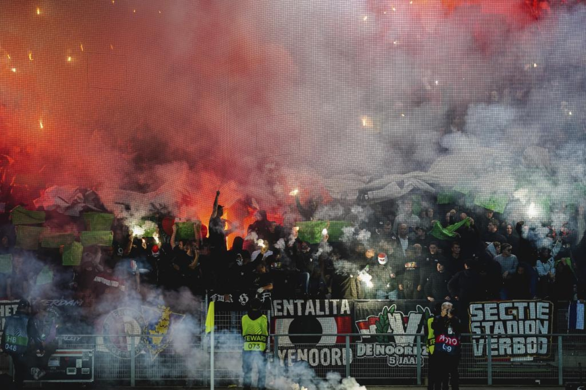 Radicales del Feyenoord en un partido.
