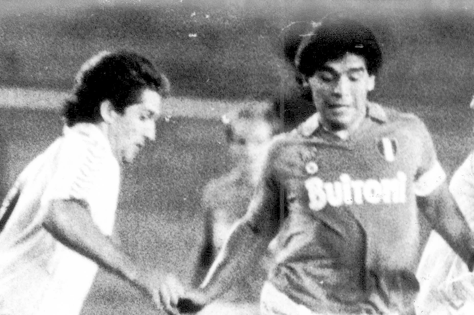 Chendo y Maradona, en el duelo entre Real Madrid y Nápoles a puerta cerrada en 1987,