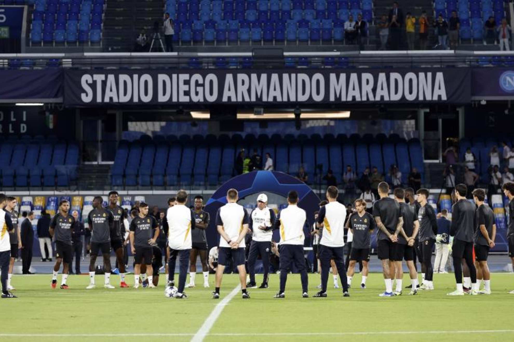 Ancelotti da una charla a sus jugadores en el Estadio Diego Armando Maradona.