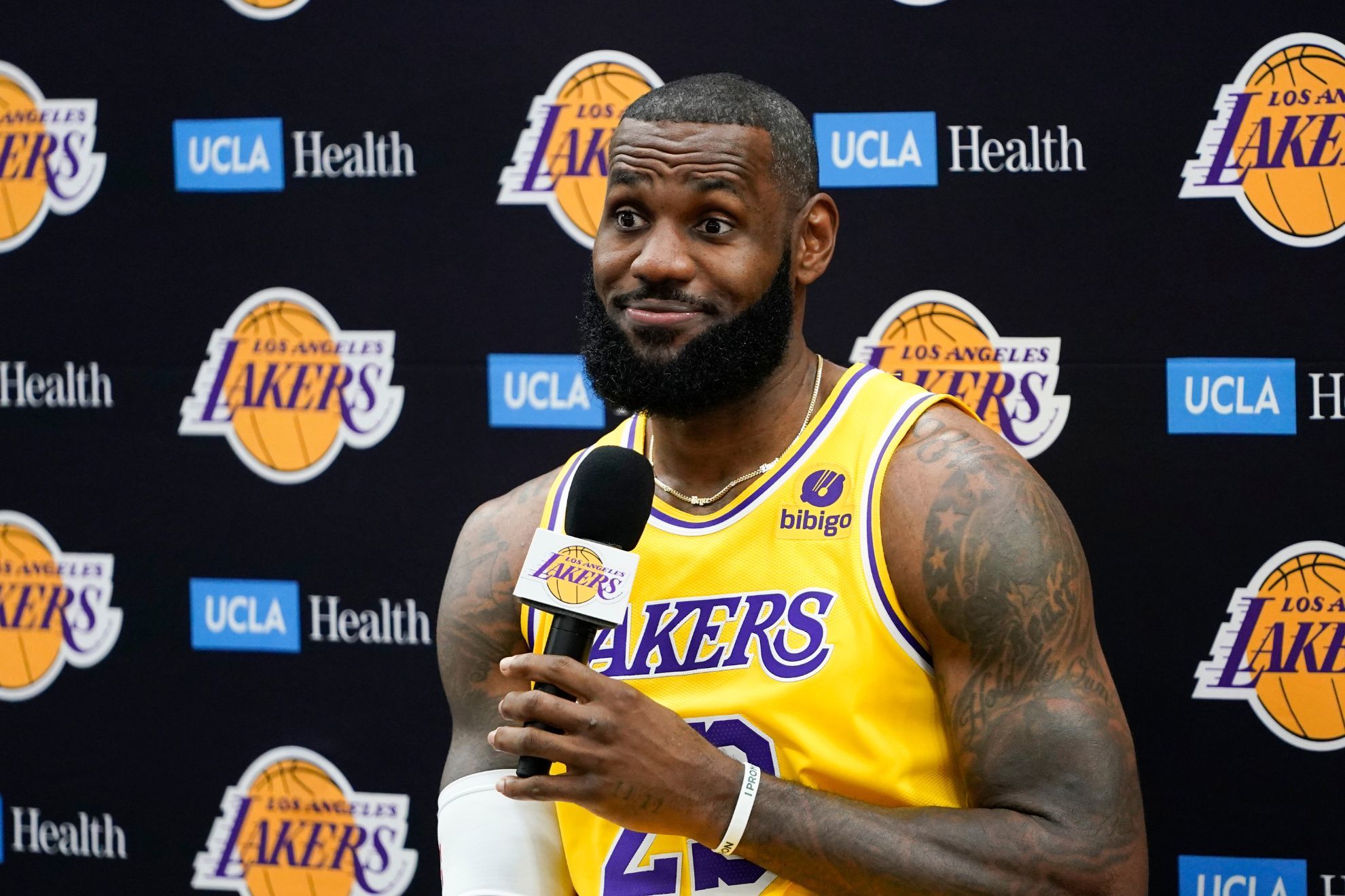 Lakers star LeBron James dedicates season to son Bronny - Los Angeles Times