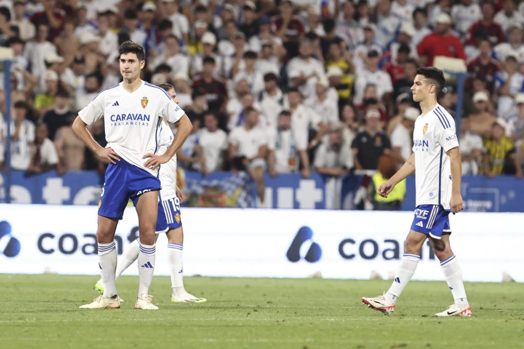 Decepción en los jugadores del Zaragoza tras la derrota con el Mirandés