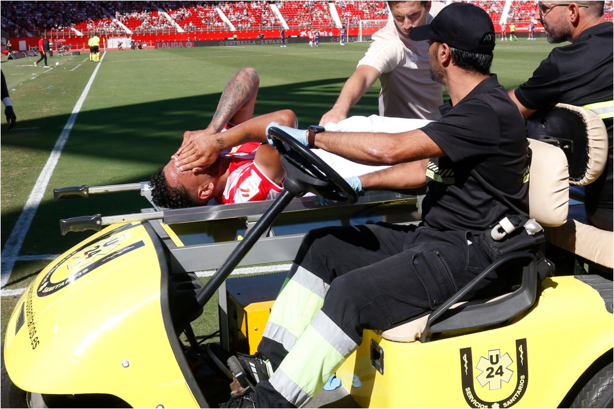 El momento en el que Luis Suárez es retirado del terreno de juego por lesión.