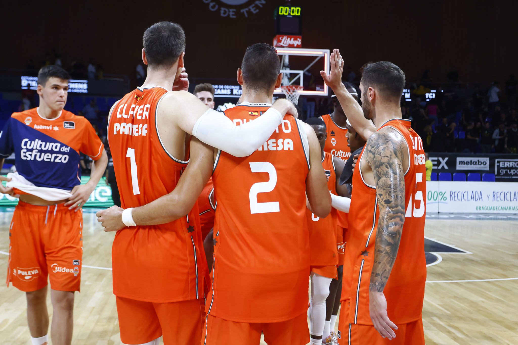 El Valencia celebra una victoria en Tenerife.