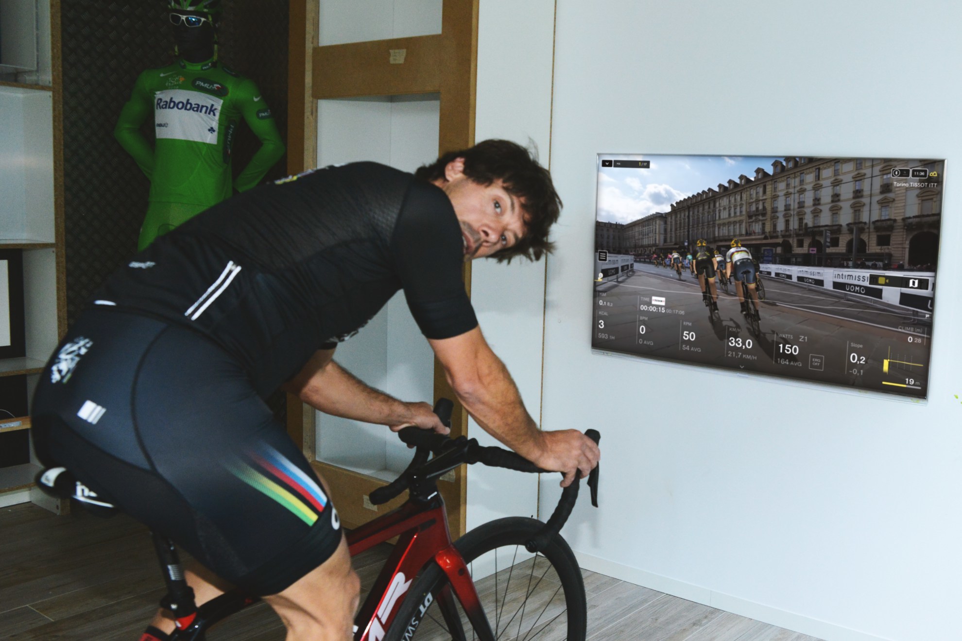 scar Freire entrenando en BKOOL, una app de ciclismo virtual.